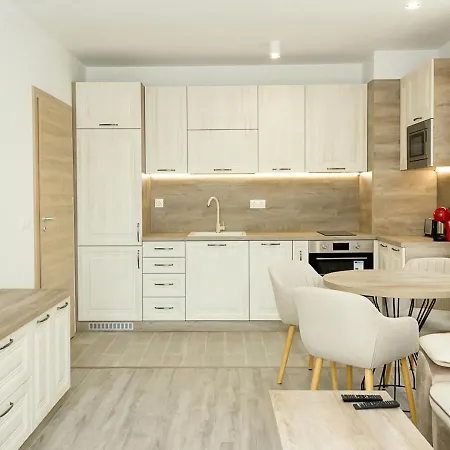 Azur Delux -1bd Flat With Parking & Pool By Flat Mаnаger Apartment Saints Constantine and Helena
